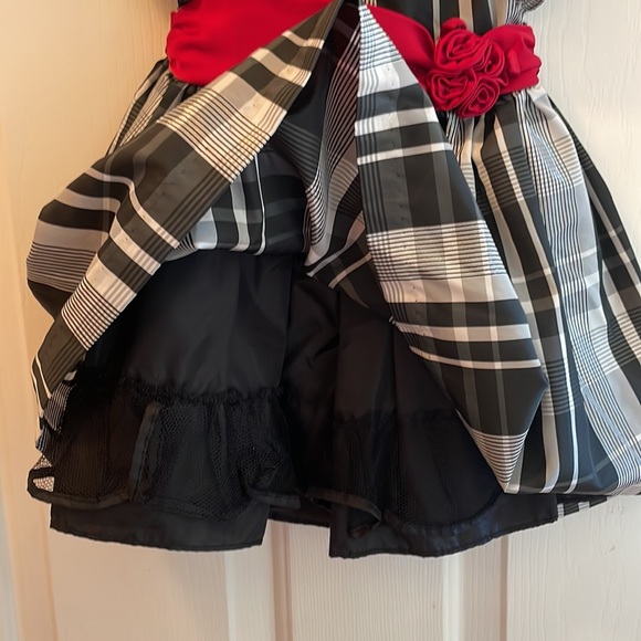 Beautiful black and white with a red sash dress - Picture 5 of 5